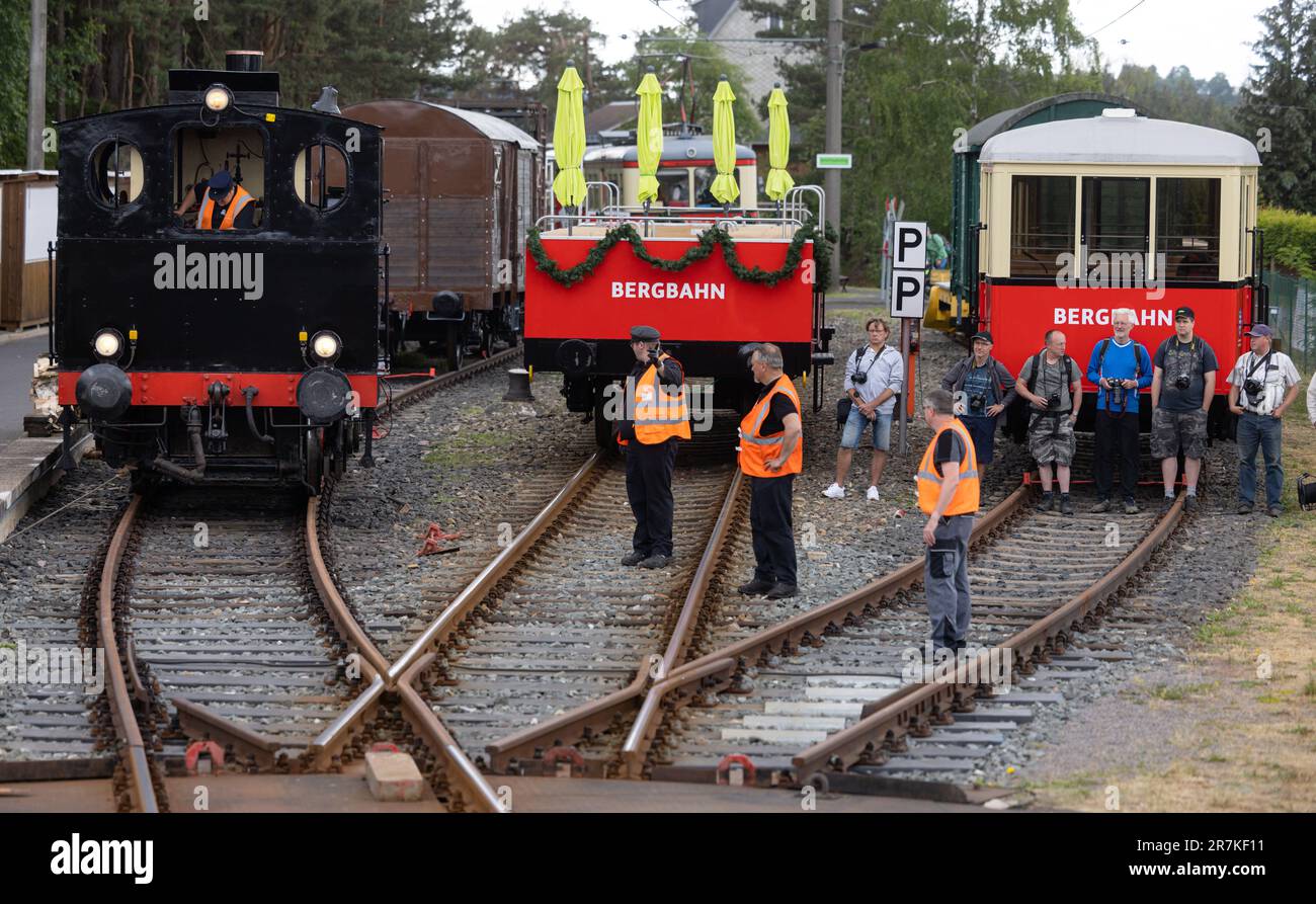 Lichtenhain, Allemagne. 16th juin 2023. Les hélices poussent la locomotive à vapeur « Luci » sur la piste escarpée avant le début du festival anniversaire 100 ans du chemin de fer de montagne Oberweißbach, où elle ne s'est pas montée en toute sécurité sur la plate-forme de fret. La locomotive à vapeur historique de 1916 est de tirer les wagons sur la ligne entre Lichtenhain et Cursdorf pour le week-end de célébration. L'ouverture officielle du chemin de fer était sur 15 mars 1923. Credit: Michael Reichel/dpa/Alay Live News Banque D'Images