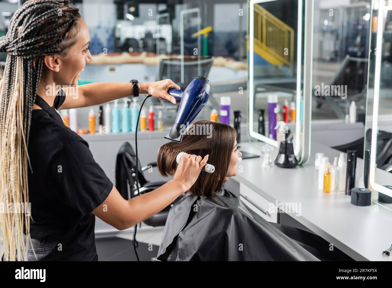 salon de coiffure sèche-cheveux, coiffeur professionnel avec brosse ronde  et sèche-cheveux coiffant les cheveux de la cliente heureuse, femme brune  avec cheveux courts, beauté Photo Stock - Alamy