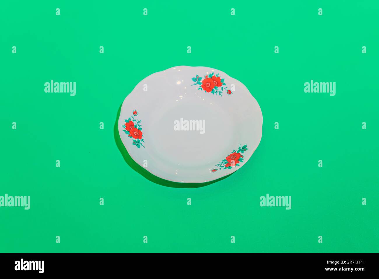 La Rose Blossom plate présente un motif fleuri exquis qui ajoute une touche d'élégance à votre dîner. Banque D'Images