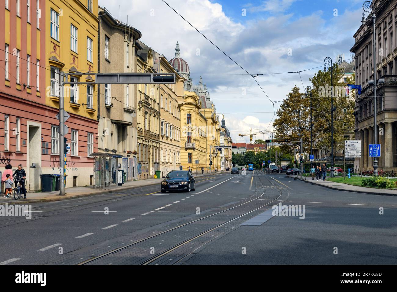 Un magnifique paysage urbain avec de nombreux grands bâtiments et voitures dans la rue de Zagreb, en Croatie Banque D'Images