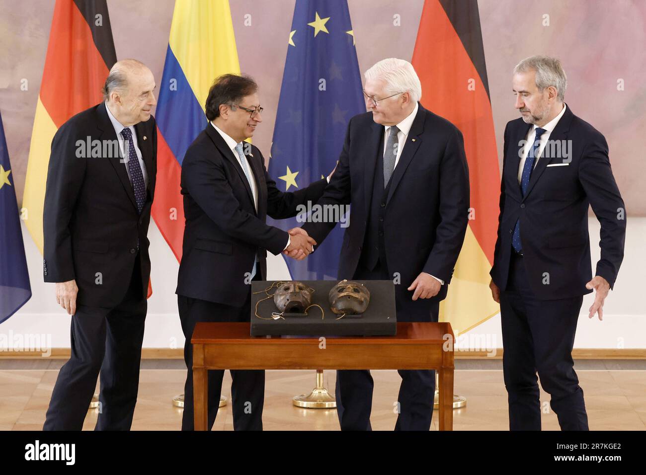 Berlin, Allemagne. 16th juin 2023. Le président allemand Frank-Walter Steinmeier (2nd de droite) et le président colombien Gustavo Francisco Petro Urrego se tiennent en présence de Hermann Parzinger (r), président de la Fondation du patrimoine culturel prussien, Et Alvaro Leyva Duran (l), ministre colombien des Affaires étrangères (l), derrière deux masques de la communauté indigène Kogi de la Sierra Nevada de Santa Marta en Colombie après la passation des fonds du Musée ethnologique des Musées nationaux de Berlin. Credit: Carsten Koall/dpa/Alay Live News Banque D'Images