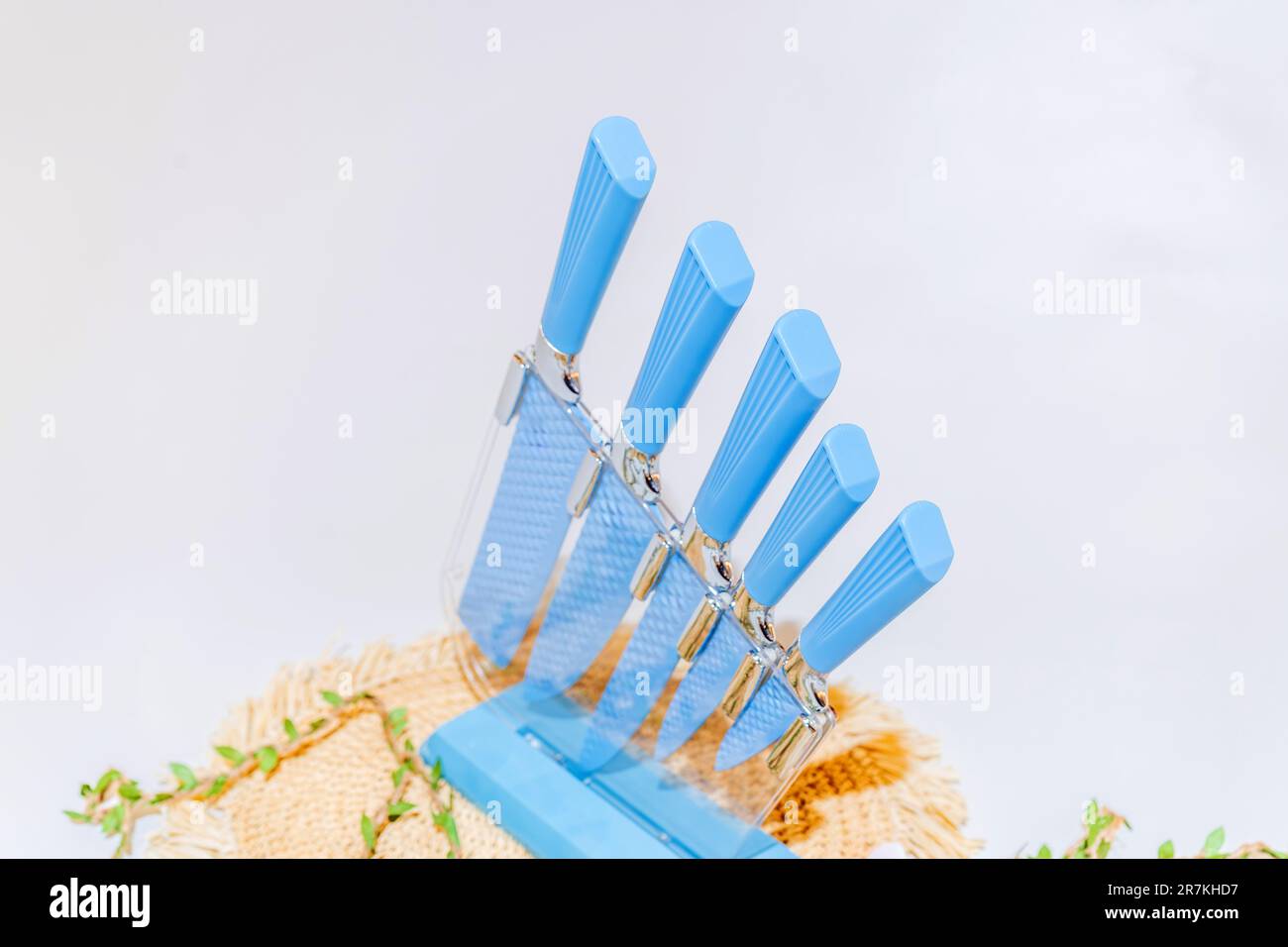 L'ensemble de couteaux de cuisine bleus propose une collection de lames