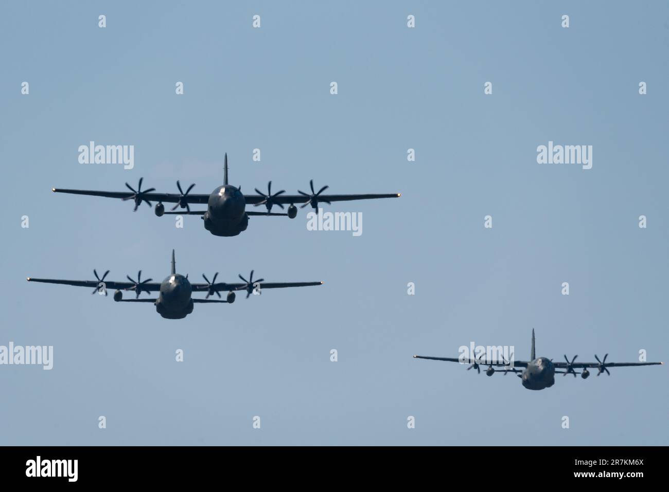 RAF Lockheed C-130 Hercules transport planes tournée d'adieu de 3 avions survolant la RAF Mildenhall, Suffolk, Royaume-Uni. Bientôt des avions retirés Banque D'Images