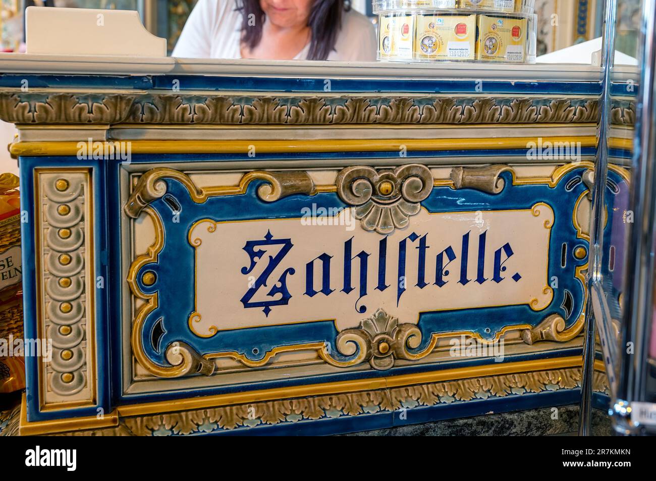 Décoration de carreaux peints à la main et étiquetés 'Zahlstelle (bureau de paye)' à Pfosings Dairy à Dresde, en Allemagne Banque D'Images