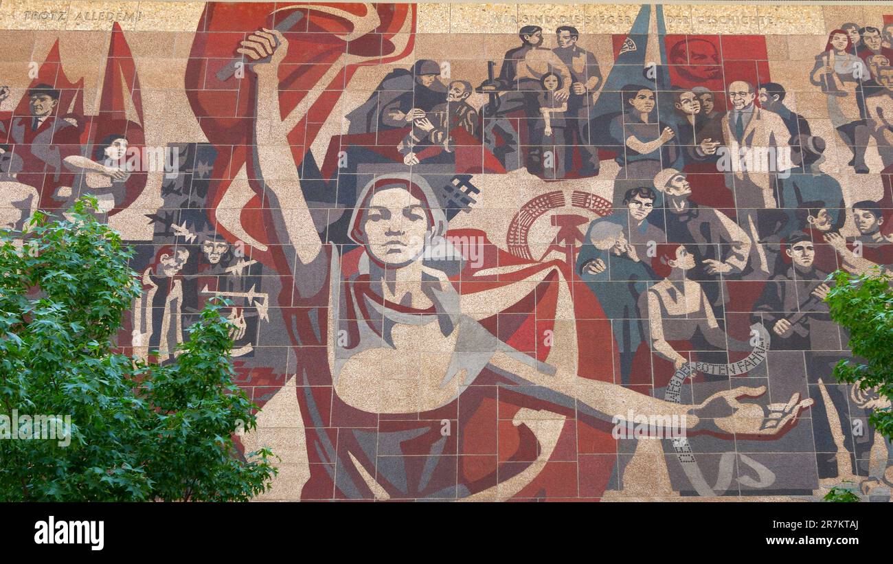 Fresque de 'der Weg der roten Fahne' (le chemin du drapeau rouge) sur Kulturpalast (Palais de la Culture) à Dresde Banque D'Images