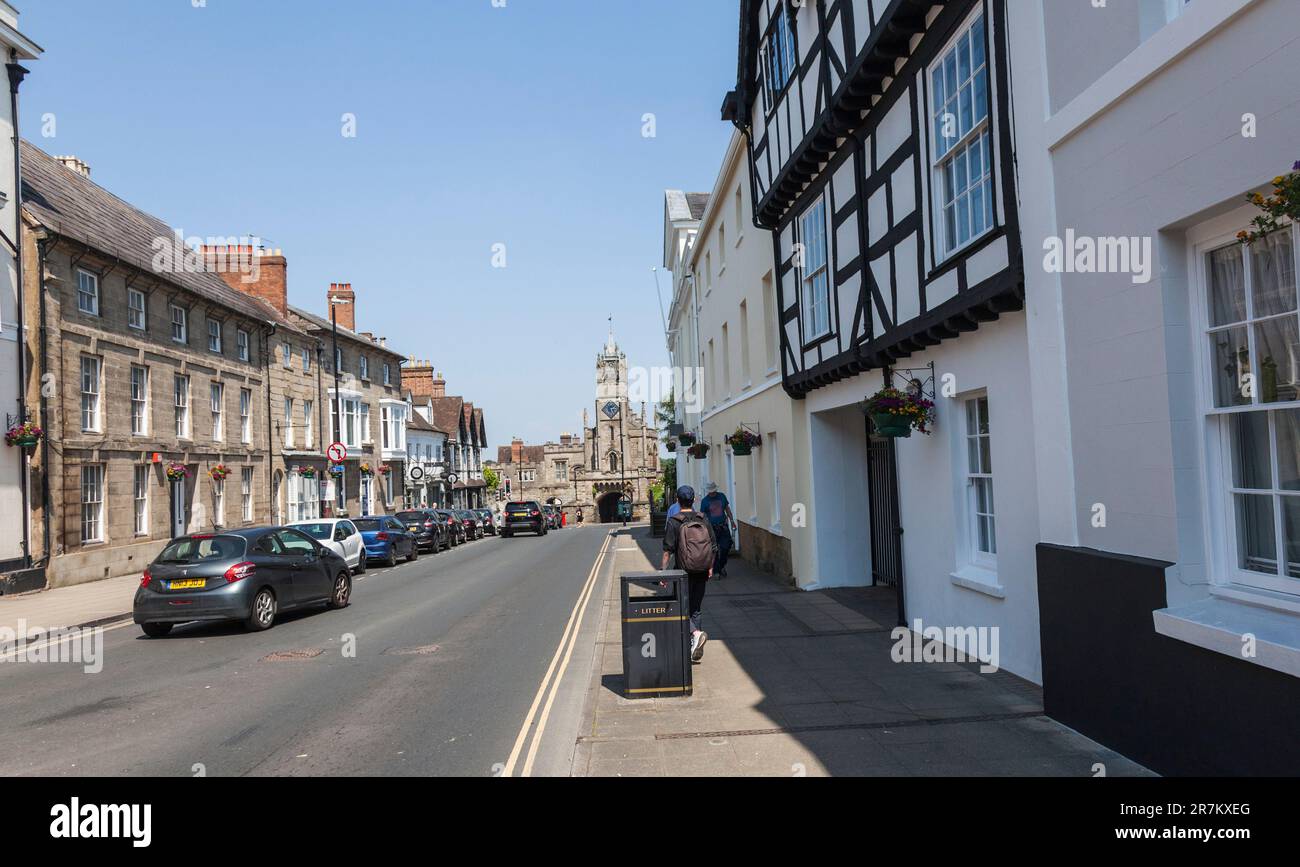 Scène de rue dans jury Street,Warwick,England,UK,avec Warwick East Gate