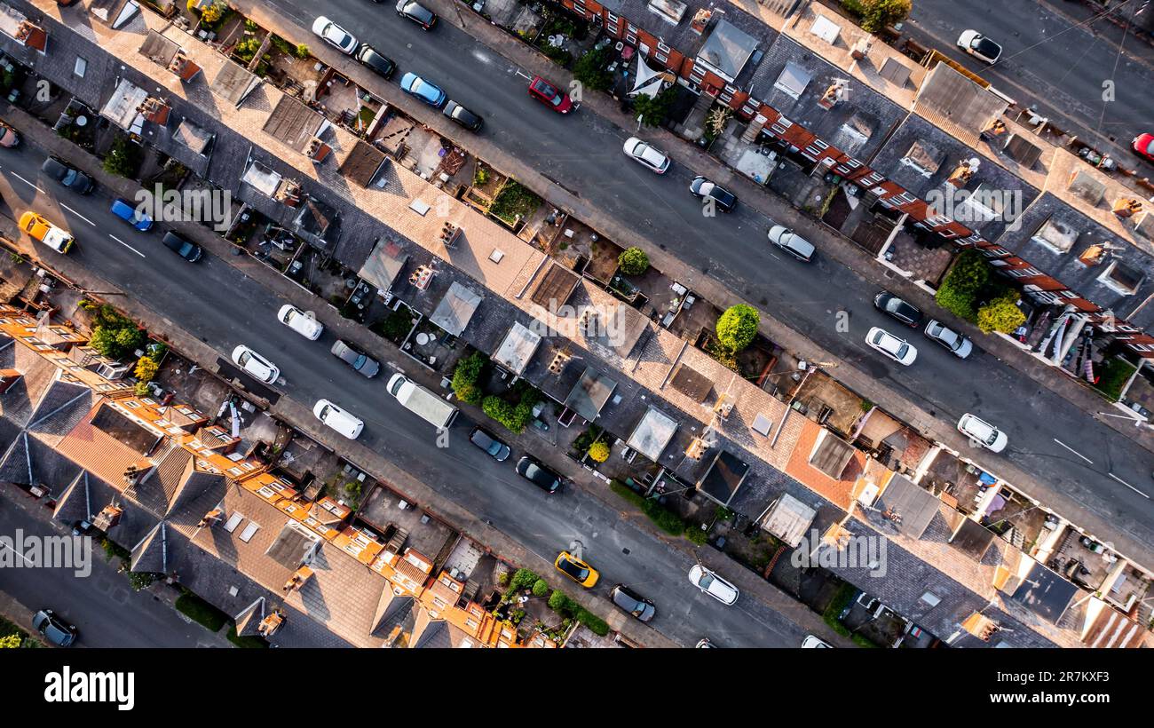 Une vue aérienne directement au-dessus des toits de rangées de maisons mitoyennes dos à dos avec des ruelles et des jardins dans une zone de classe de travail d'un Nord à Banque D'Images