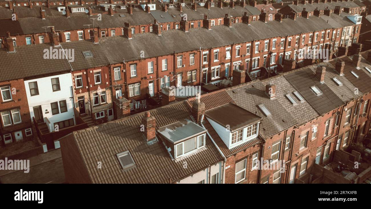 Une vue aérienne au-dessus des toits de la descente de maisons en terrasse arrière sur un domaine de logement de classe ouvrière dans le nord de l'Angleterre Banque D'Images