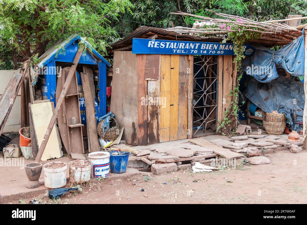 Restaurant bon marché, appelé «bien manger», dans une rue de Bamako, Mali. Banque D'Images