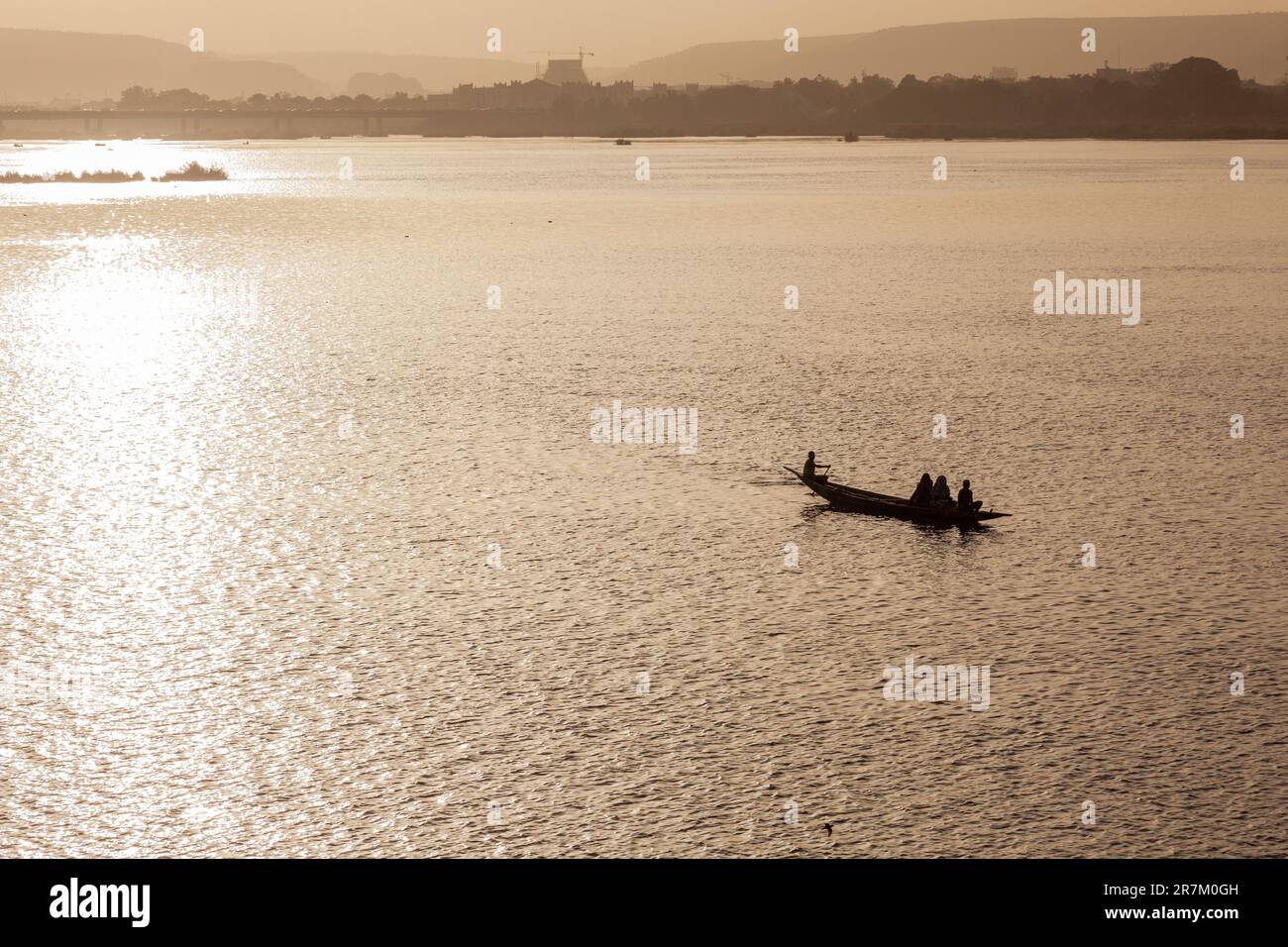 Coucher de soleil sur le fleuve Niger à Bamako, Mali. Pirogues de pêche. Banque D'Images