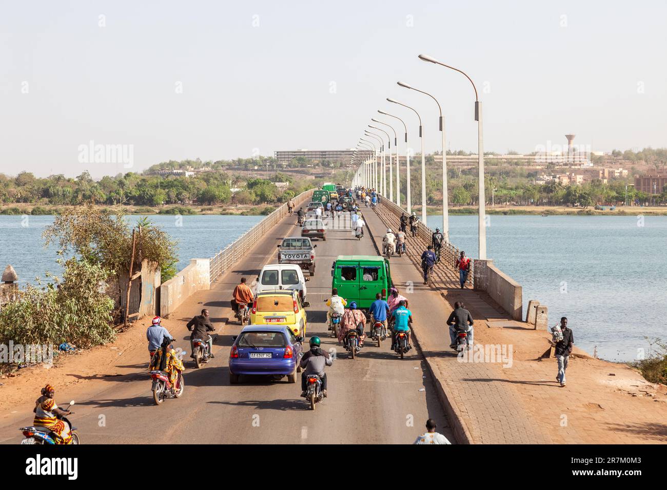Trafic intense sur le pont des Martyrs, enjambant le fleuve Niger à Bamako, Mali. Banque D'Images