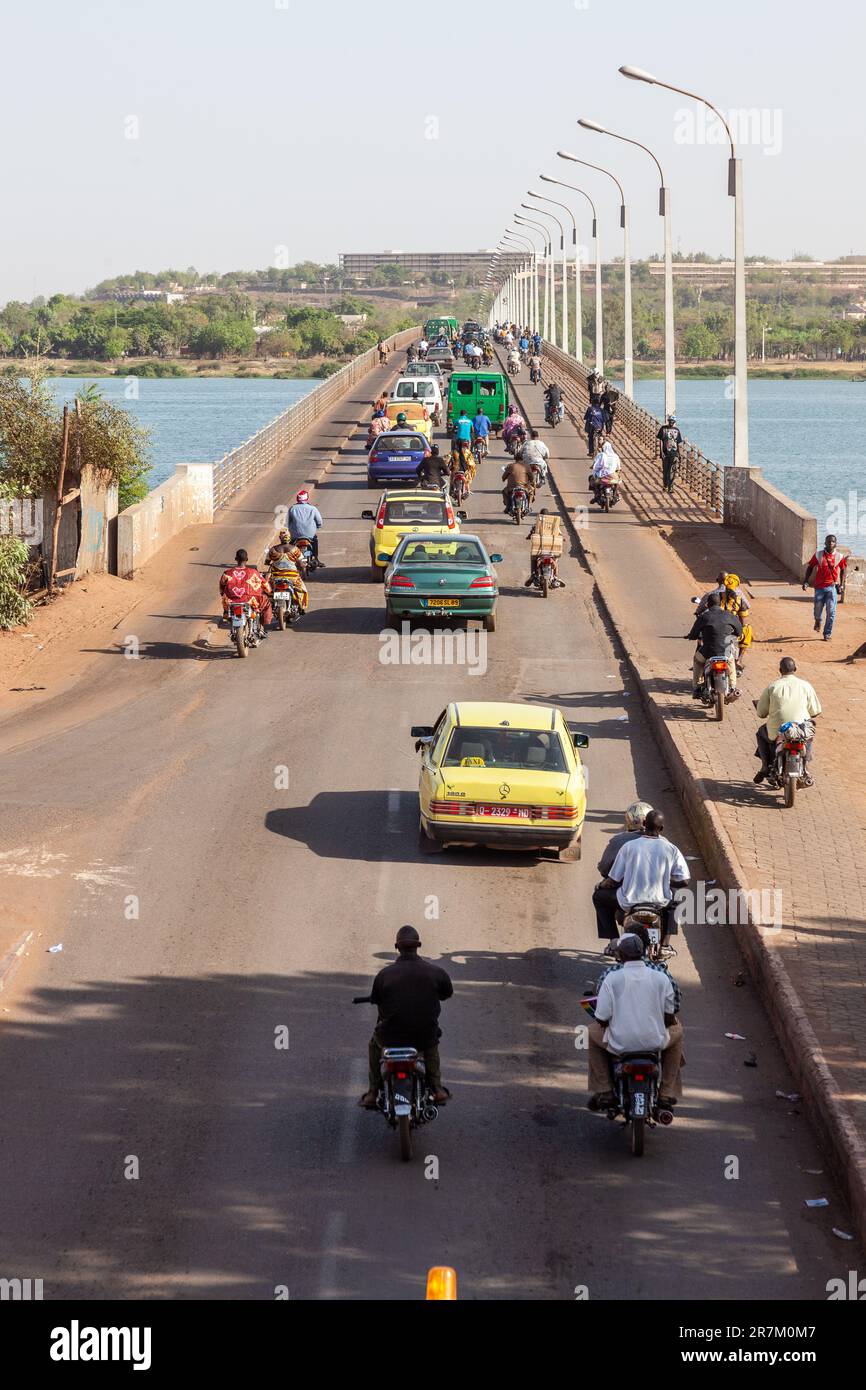 Trafic intense sur le pont des Martyrs, enjambant le fleuve Niger à Bamako, Mali. Banque D'Images