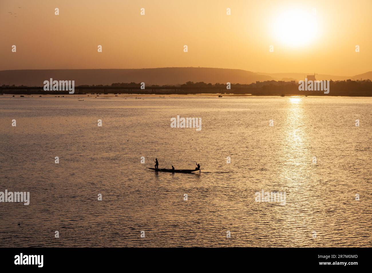 Coucher de soleil sur le fleuve Niger à Bamako, Mali. Pirogues de pêche. Banque D'Images