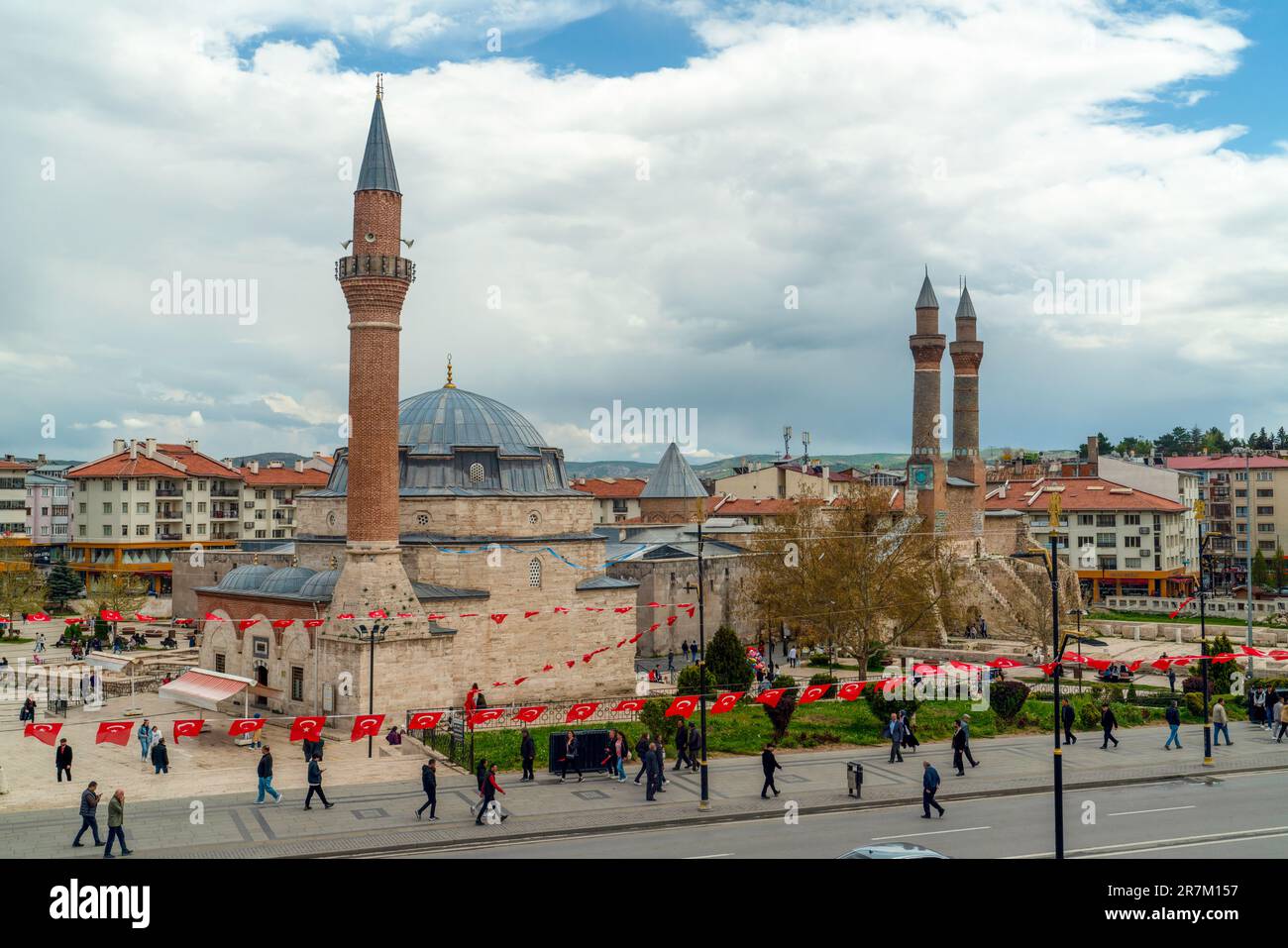 Sivas, Turquie - 7 mai 2023 : vue panoramique sur la ville avec le double minaret Madrasah et la mosquée Kale Banque D'Images