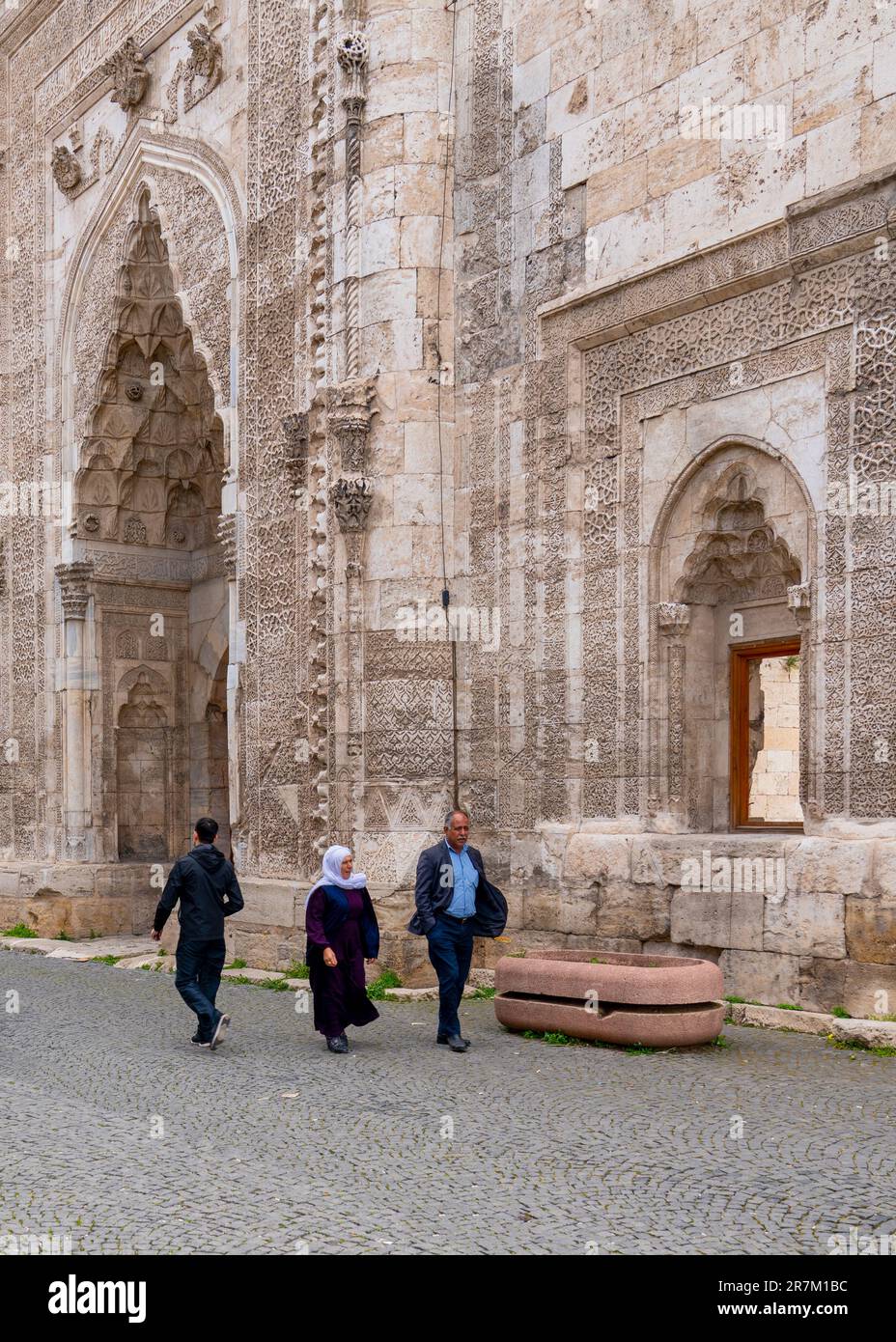 Sivas, Turquie - 7 mai 2023: Double minaret Madrasah (Cifte minareli medrese en turc) avec les visiteurs autour Banque D'Images