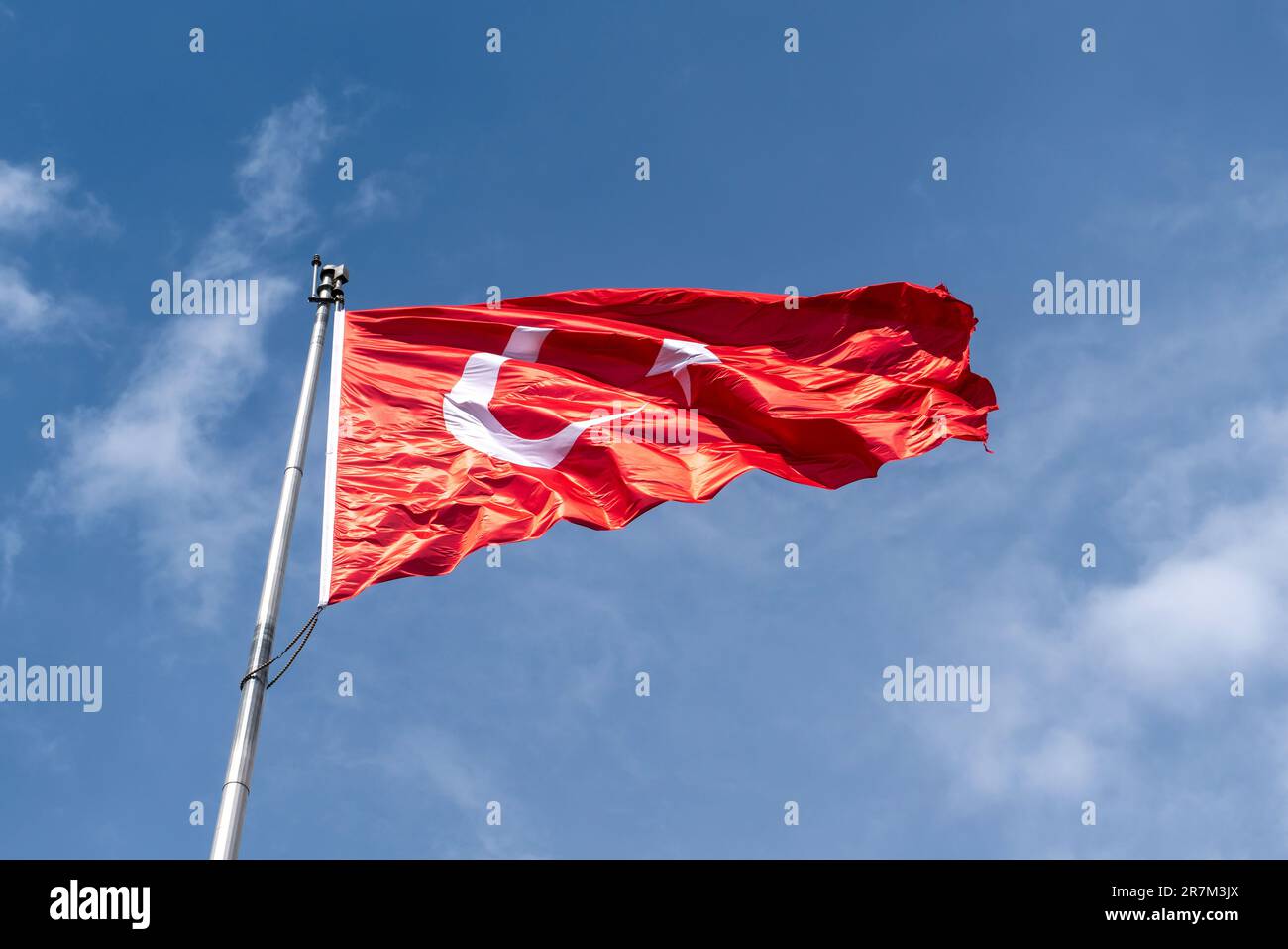 Drapeau turc ciel bleu ciel nuageux en arrière-plan Banque D'Images
