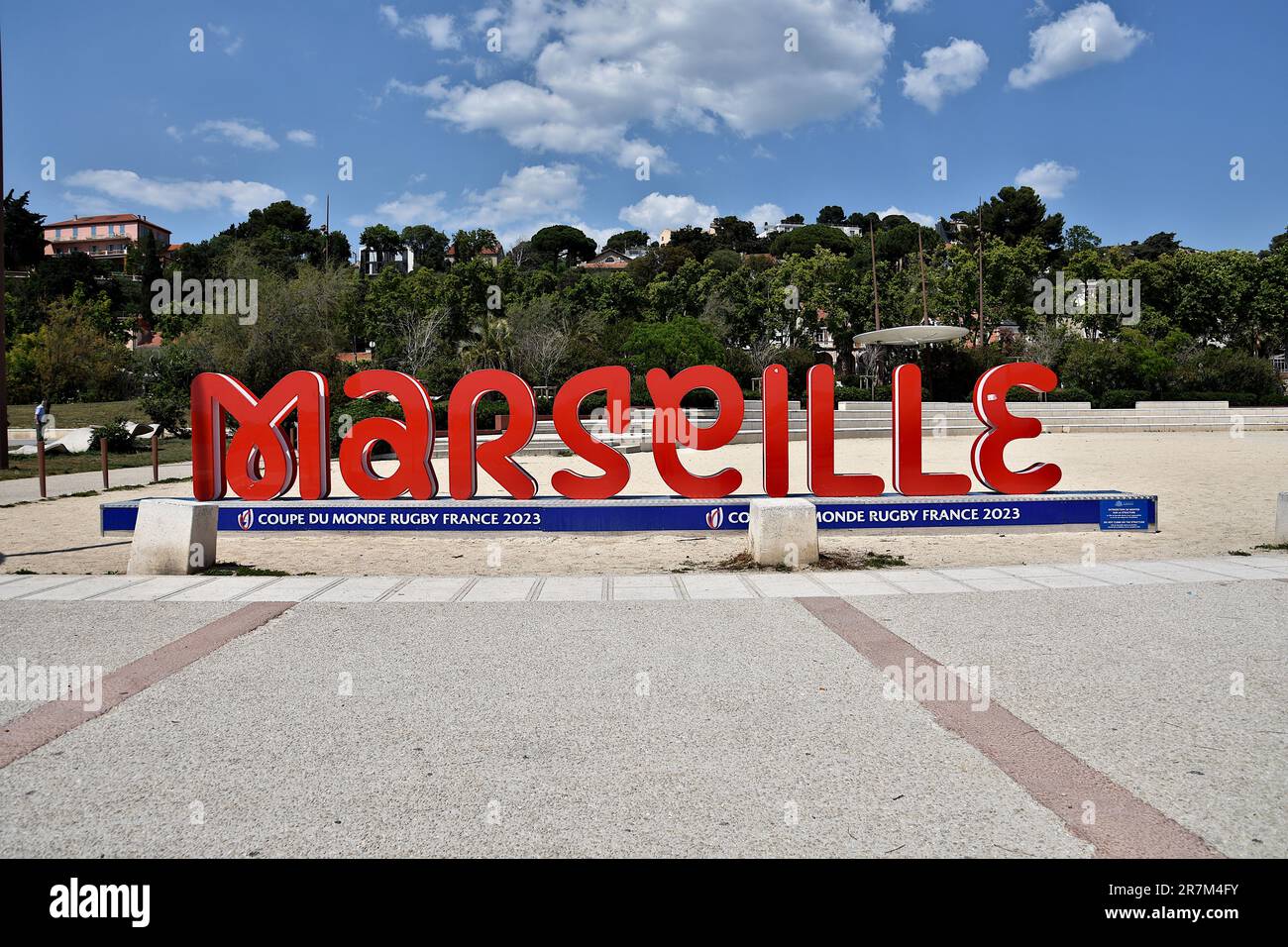 Vue d'un totem de Marseille avec des lettres rouges géantes annonçant la  coupe du monde de rugby France 2023. À l'occasion de la coupe du monde de  rugby de France 2023, qui aura lieu de 8 septembre à 28 octobre 2023,  Marseille accueillera 6 matchs ...
