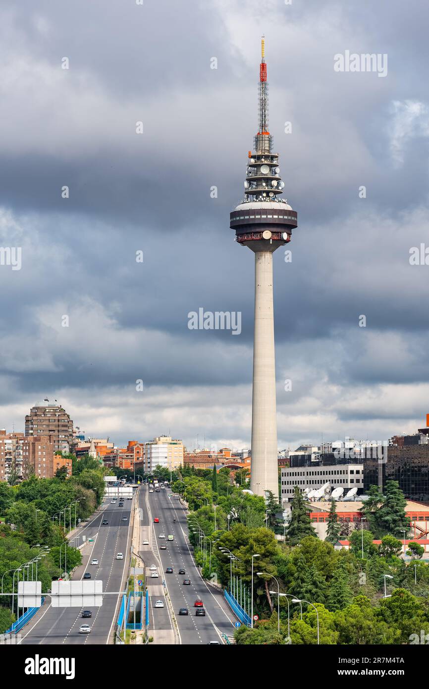 Paysage urbain de la ville de Madrid avec son immense tour de communication appelée Piruli dans le centre de la ville. Banque D'Images