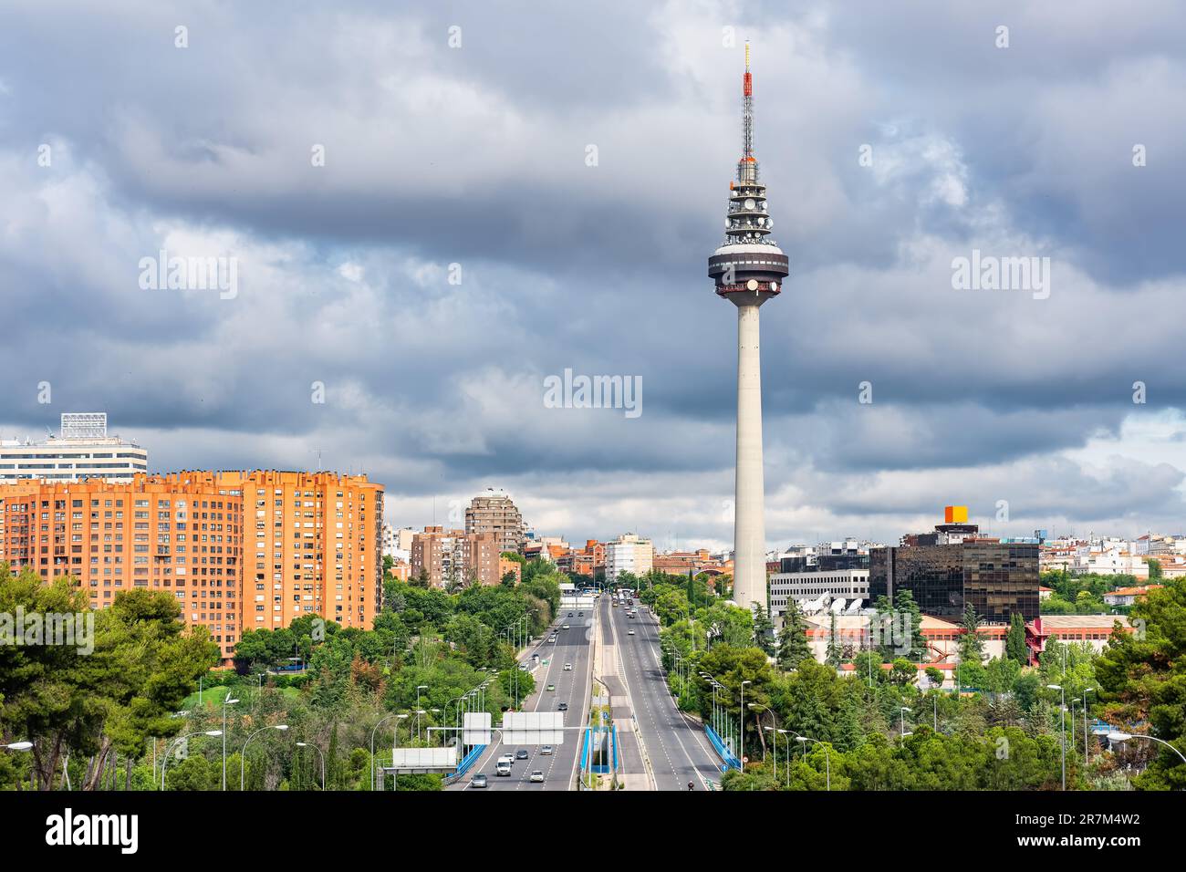 Paysage urbain de la ville de Madrid avec son immense tour de communication appelée Piruli dans le centre de la ville. Banque D'Images