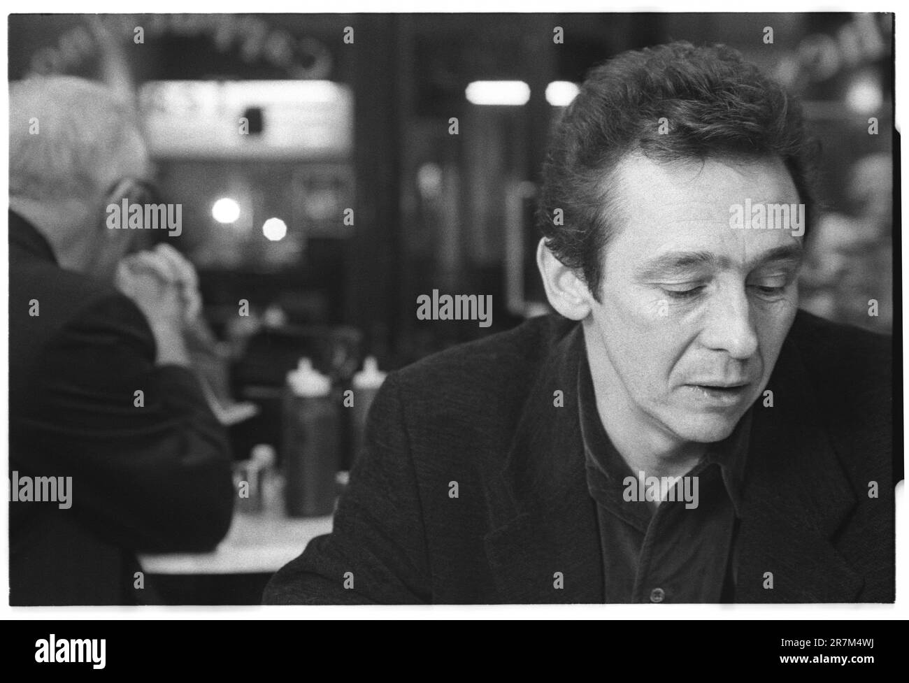 PAUL WHITEHOUSE, COMÉDIEN, JEUNE, LONDRES, 1996 : portrait d'interview du comédien et acteur Paul Whitehouse dans un petit café du nord de Londres, Angleterre, Royaume-Uni lors du tournage de Fast Show en novembre 1996. Ce fut une énorme année de percée pour cette légende de la comédie britannique moderne. Photo : Rob Watkins Banque D'Images