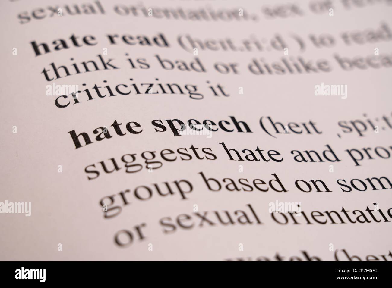 Une maquette d'une page de dictionnaire avec le mot Hate Speech avec focalisation sélective Banque D'Images
