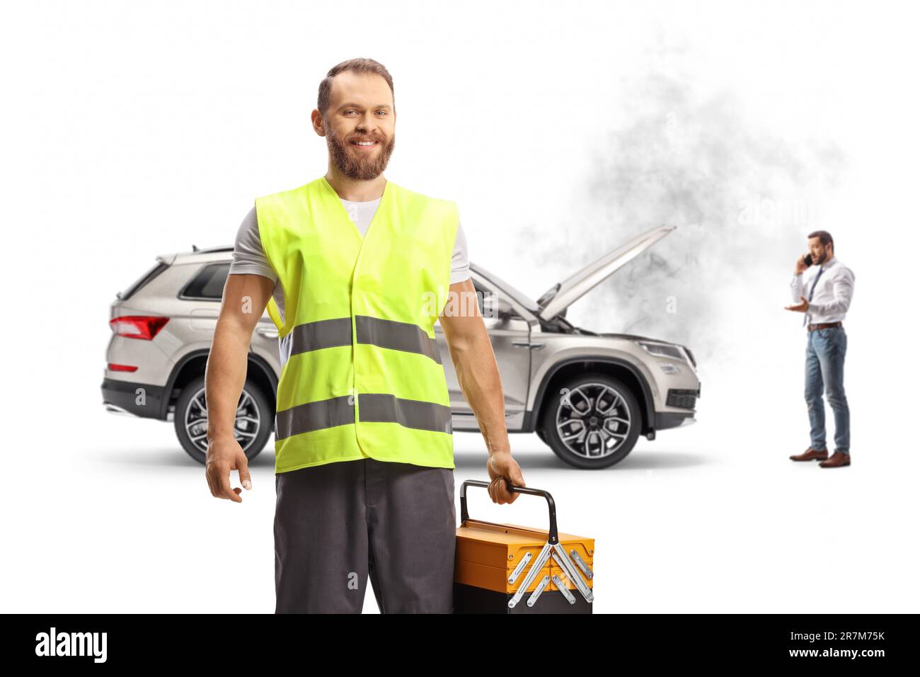 Homme avec une voiture cassée appelant un ouvrier d'assistance routière isolé sur fond blanc Banque D'Images