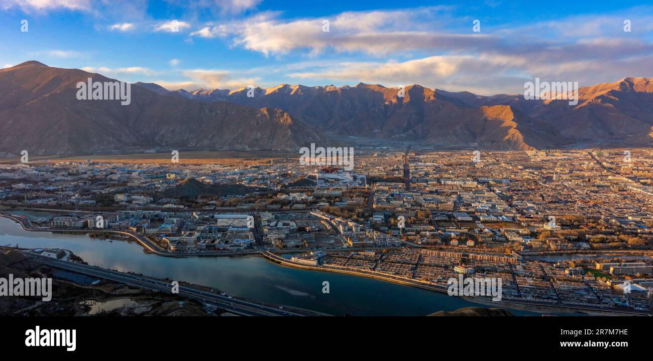 (230616) -- LHASSA, 16 juin 2023 (Xinhua) -- cette photo prise sur 2 mars 2023 montre une vue sur la ville de Lhassa, dans le sud-ouest de la Chine, dans la région autonome du Tibet. Les chiffres officiels montrent que le Tibet a reçu plus de 157,6 millions de touristes du pays et de l'étranger, et a atteint un revenu touristique de 212,6 milliards de yuans (29,8 milliards de dollars américains) de 2016 à 2020, 2,3 fois et 2,4 fois celui des cinq années précédentes, respectivement, ce qui a permis de sortir de la pauvreté 75 000 000 résidents pauvres inscrits. La région a reçu plus de 11,73 millions d'arrivées de touristes au cours des cinq premiers mois de cette année, une augmentation de n Banque D'Images