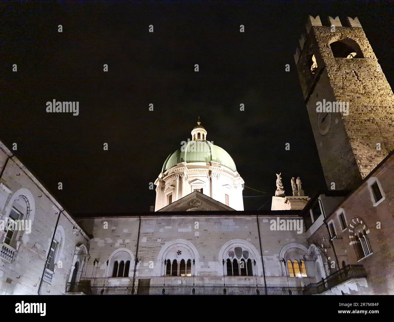 Brescia est une belle ville de Lombard où la cathédrale est la cathédrale de Santa Maria Assunta sur la place Paolo VI du pape. Banque D'Images