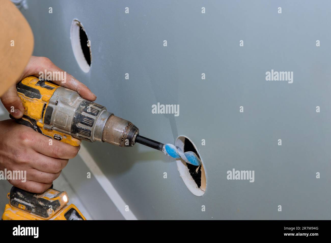 Dans la rénovation du câble de maison sera posé en perçant des trous dans le mur à poutres dans
