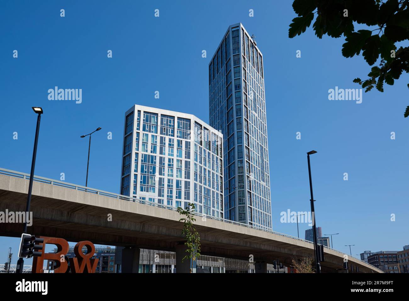 Le nouveau bâtiment d'appartements Sky View Tower et le survol à Bromley-by-Bow, est de Londres, Royaume-Uni Banque D'Images