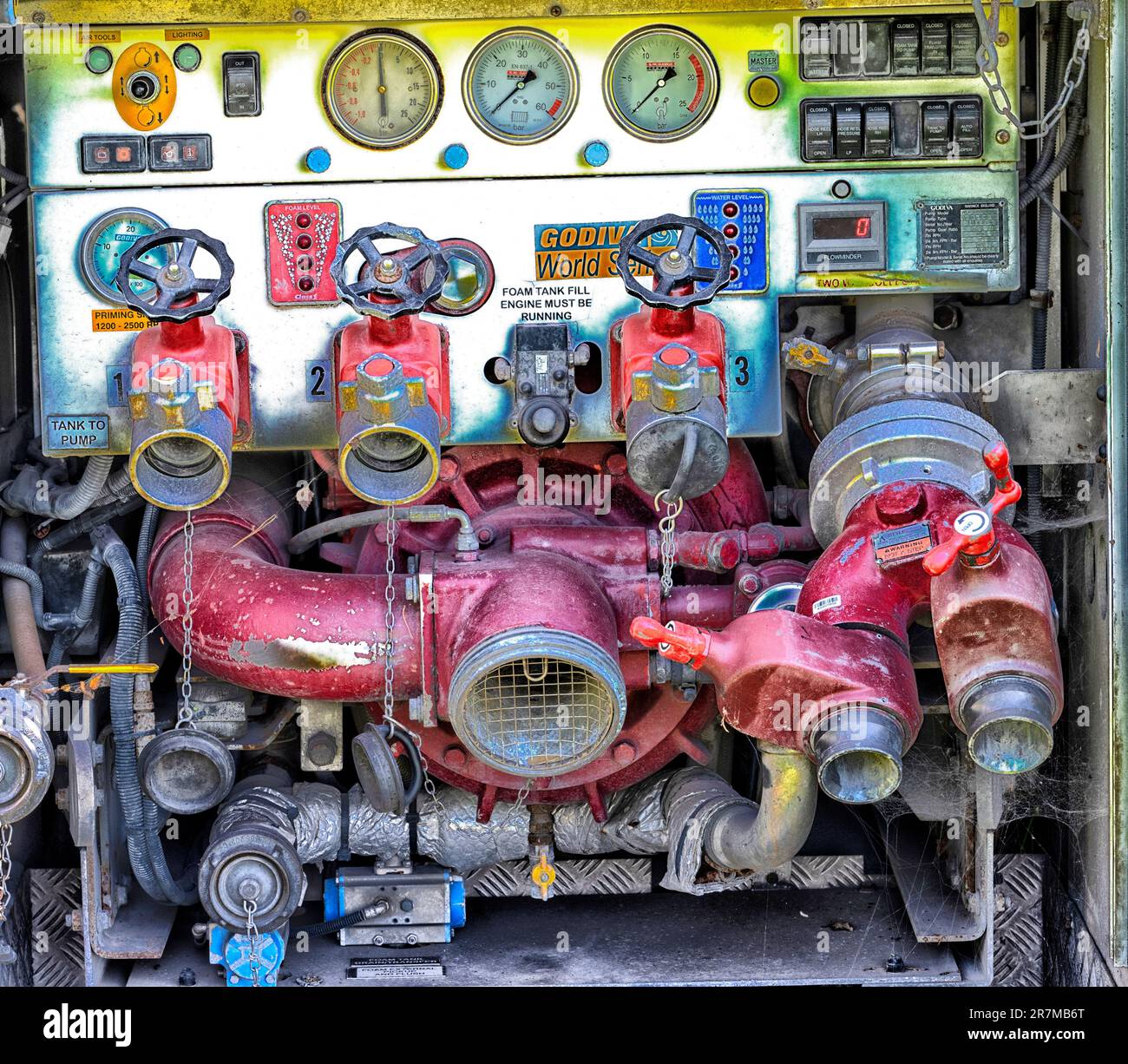 Panneau de commande de la pompe du moteur Vintage Fire avec raccords de flexibles et cadrans de pression. Banque D'Images