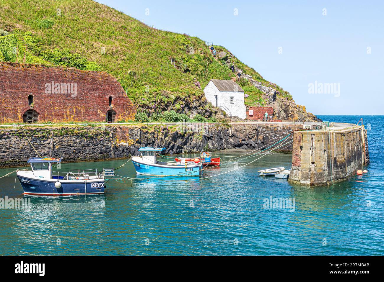 Bateaux de pêche dans le port de Porthgain, sur la péninsule de St David, dans le parc national de la côte de Pembrokeshire, pays de Galles, Royaume-Uni Banque D'Images