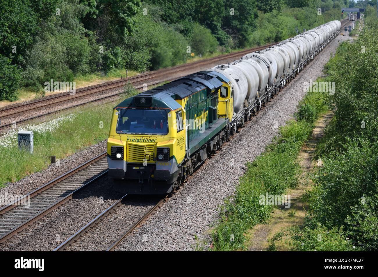 Freightliner classe 70 Diesel Electric 70001 Powerhaul passant par North Stafford Junction le 16 juin 2023 avec des wagons-citernes chargés Banque D'Images