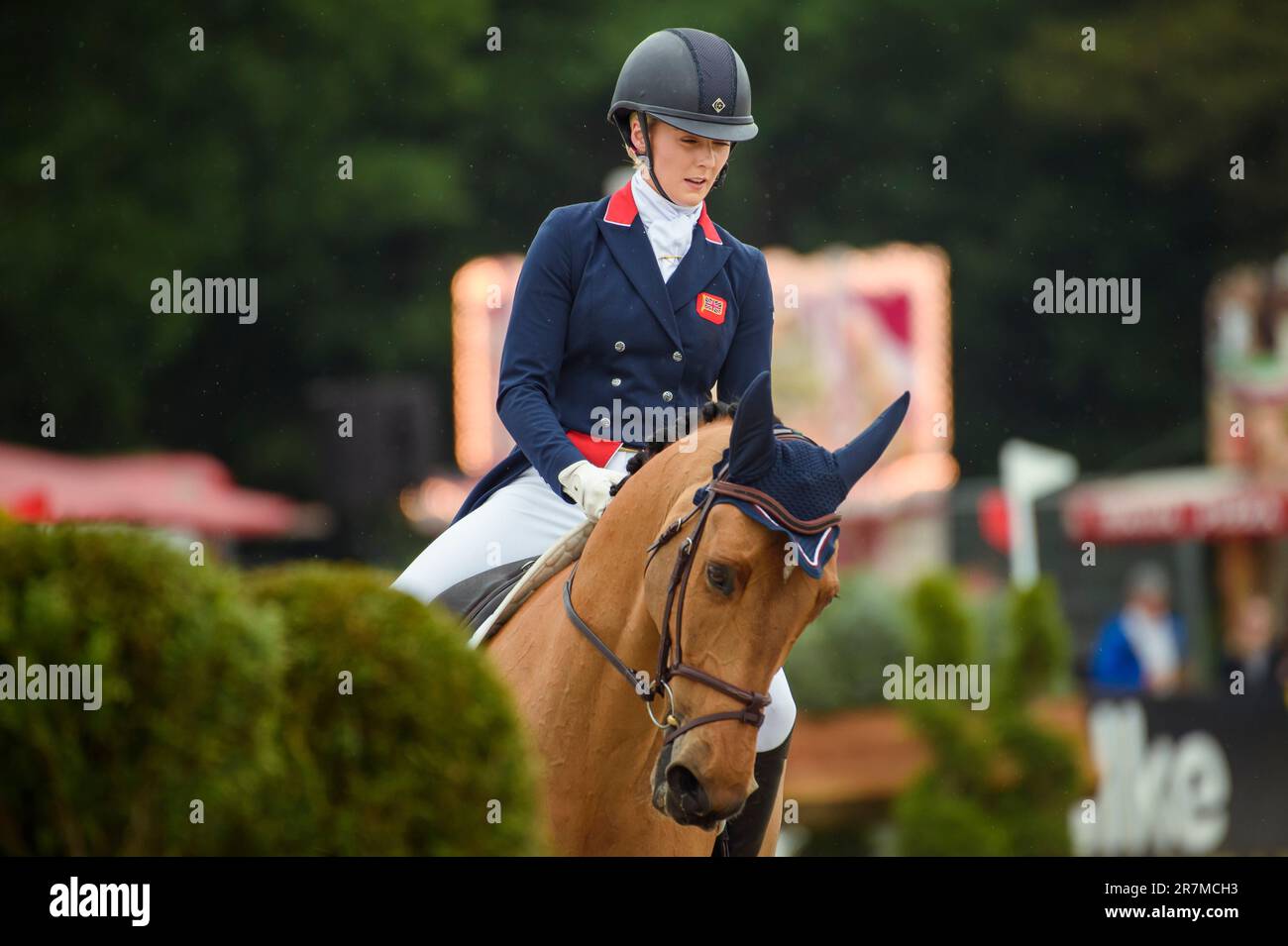 16 juin 2023, Basse-Saxe, Luhmühlen: Sports équestres/Evesting: Championnat allemand, dressage, Groupe 2. Briton Yasmin Ingham passe son test dans l'arène de dressage avec son cheval 'Rehy DJ'. Photo: Gregor Fischer/dpa Banque D'Images