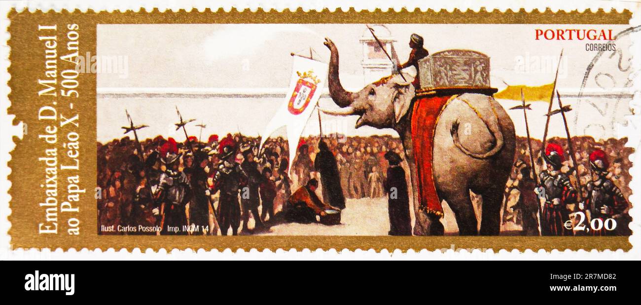 MOSCOU, RUSSIE - JUIN 8 2023: Timbre-poste imprimé au Portugal montre l'éléphant blanc 'Hanno', l'ambassade du roi Manuel I au Pape Leo X - 500 Yea Banque D'Images