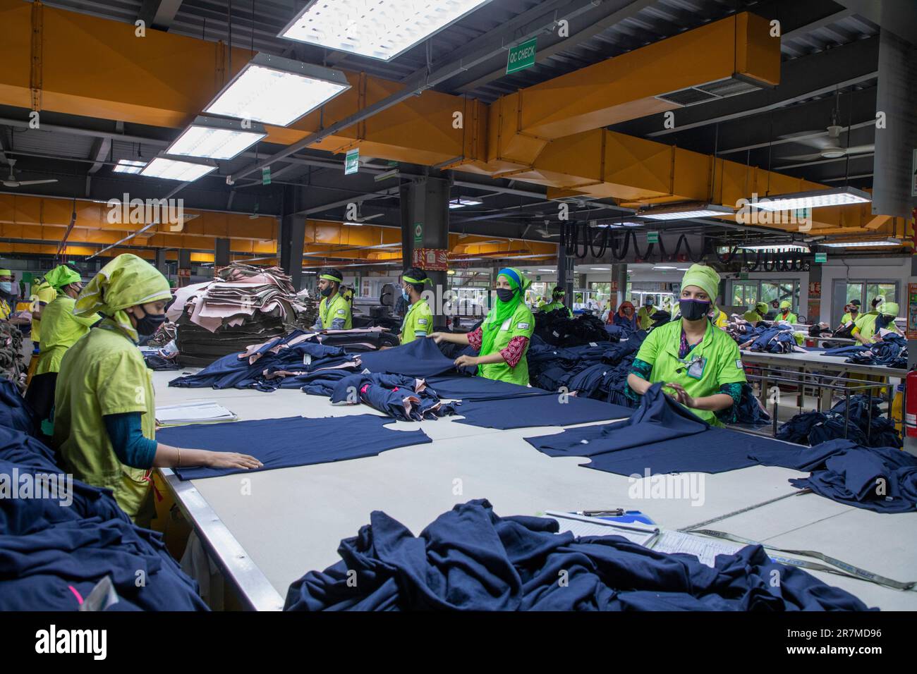 Les travailleurs du secteur des vêtements prêts à l'emploi (RMG) travaillant dans une usine de vêtements verts certifiée LEED à la zone de traitement des exportations d'Adamjee à Narayanganj, au Bangladesh. Banque D'Images