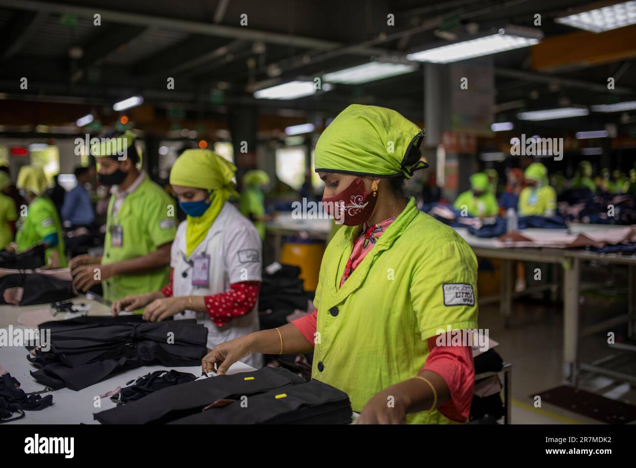 Les travailleurs du secteur des vêtements prêts à l'emploi (RMG) travaillant dans une usine de vêtements verts certifiée LEED à la zone de traitement des exportations d'Adamjee à Narayanganj, au Bangladesh. Banque D'Images