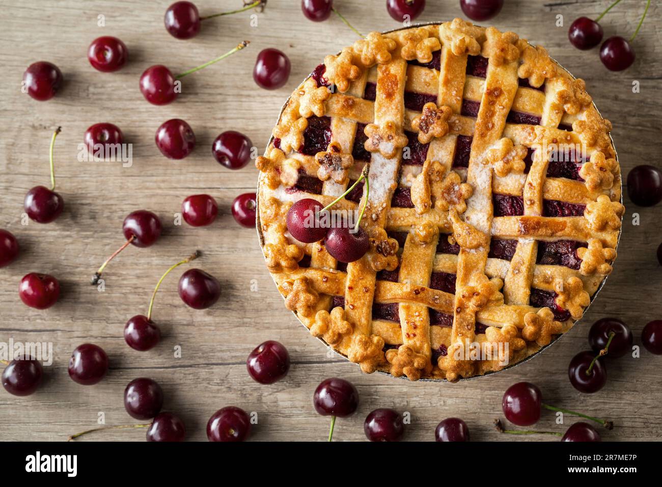 tarte aux cerises fraîches - délicieux dessert d'été Banque D'Images