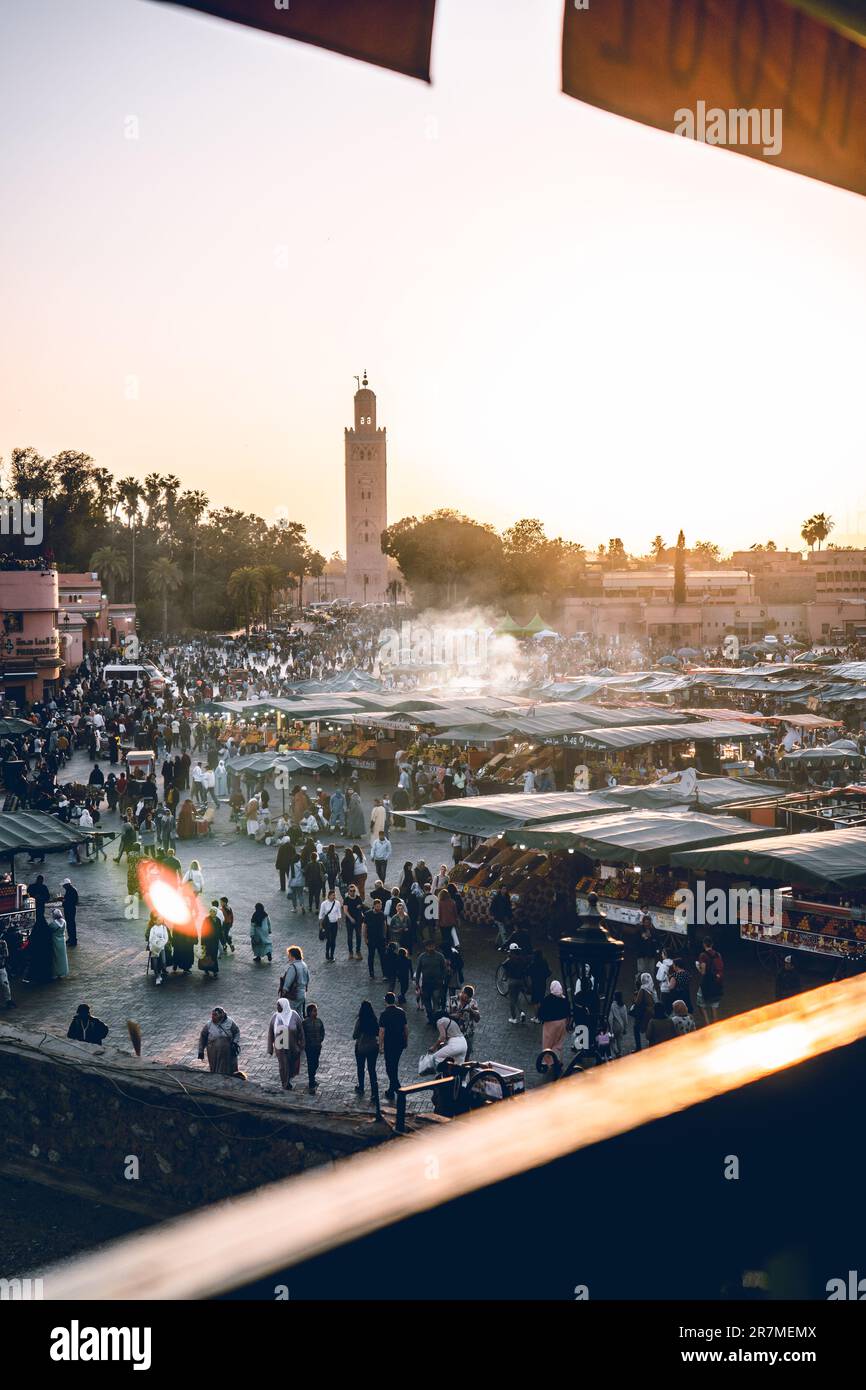Place Jemaa el-Fnaa : le centre animé de Marrakech, avec ses marchés, ses artistes et ses merveilles culturelles, immerge l'expérience sensorielle des visiteurs Banque D'Images