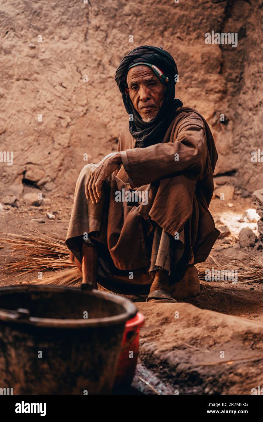 La maison en argile de Nomad Un refuge de tradition au Maroc où une âme nomade trouve un abri et des racines culturelles dans l'étreinte d'une modeste maison en argile Banque D'Images La maison en argile de Nomad Un refuge de tradition au Maroc où une âme nomade trouve un abri et des racines culturelles dans l'étreinte d'une modeste maison en argile Banque D'Images