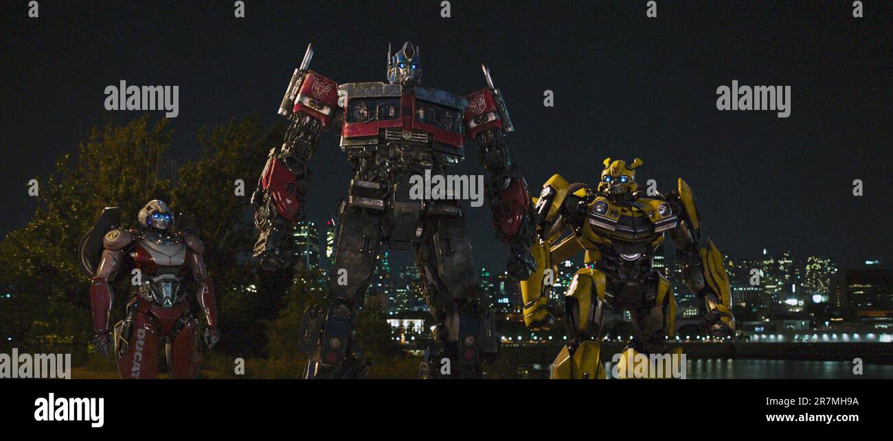 TRANSFORMATEURS MONTÉE DES BÊTES, de gauche à droite Arcee (voix Liza Koshy), Optimus Prime