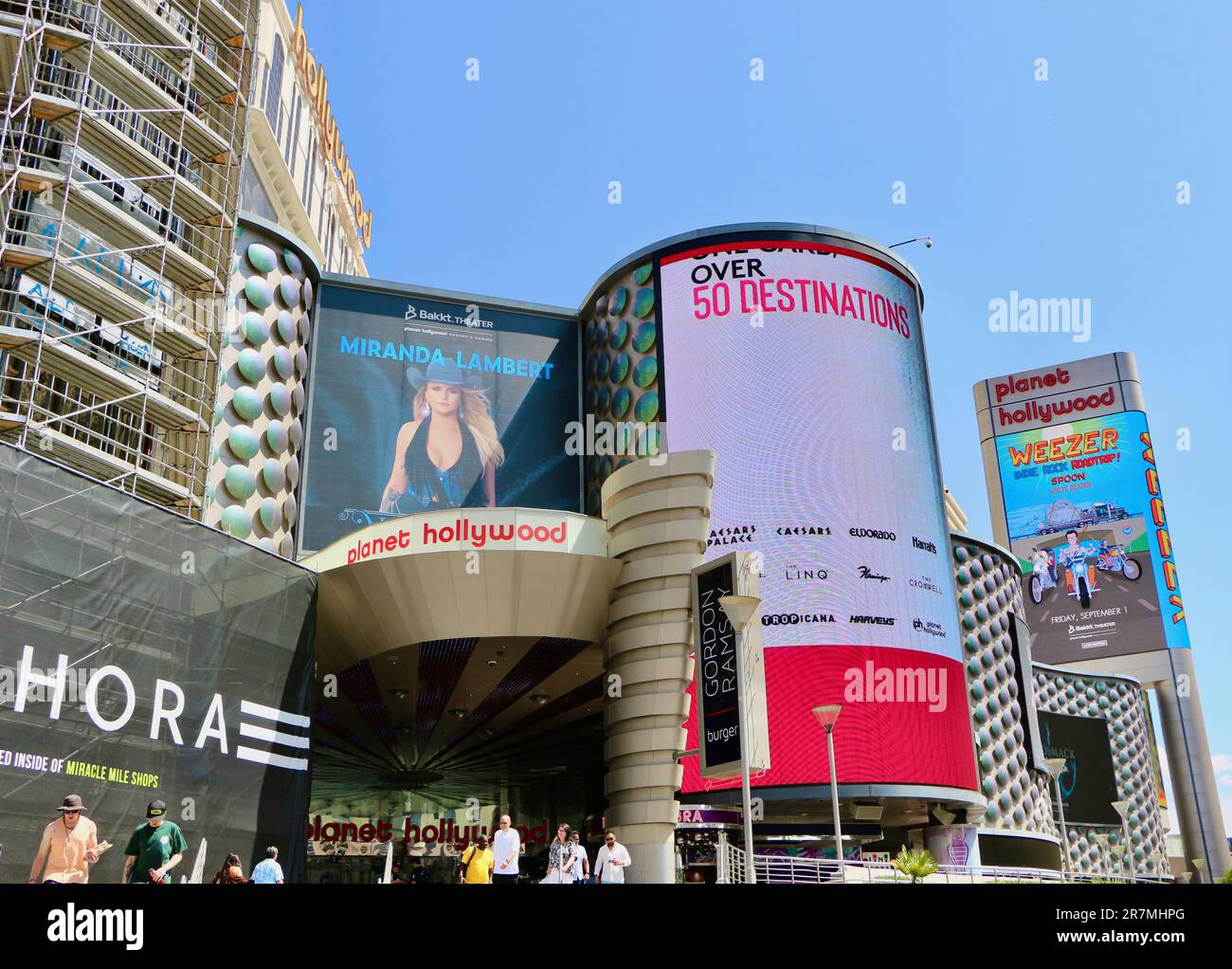 Entrée au Planet Hollywood Las Vegas Resort & Casino avec d'énormes panneaux publicitaires numériques Las Vegas Nevada USA Banque D'Images