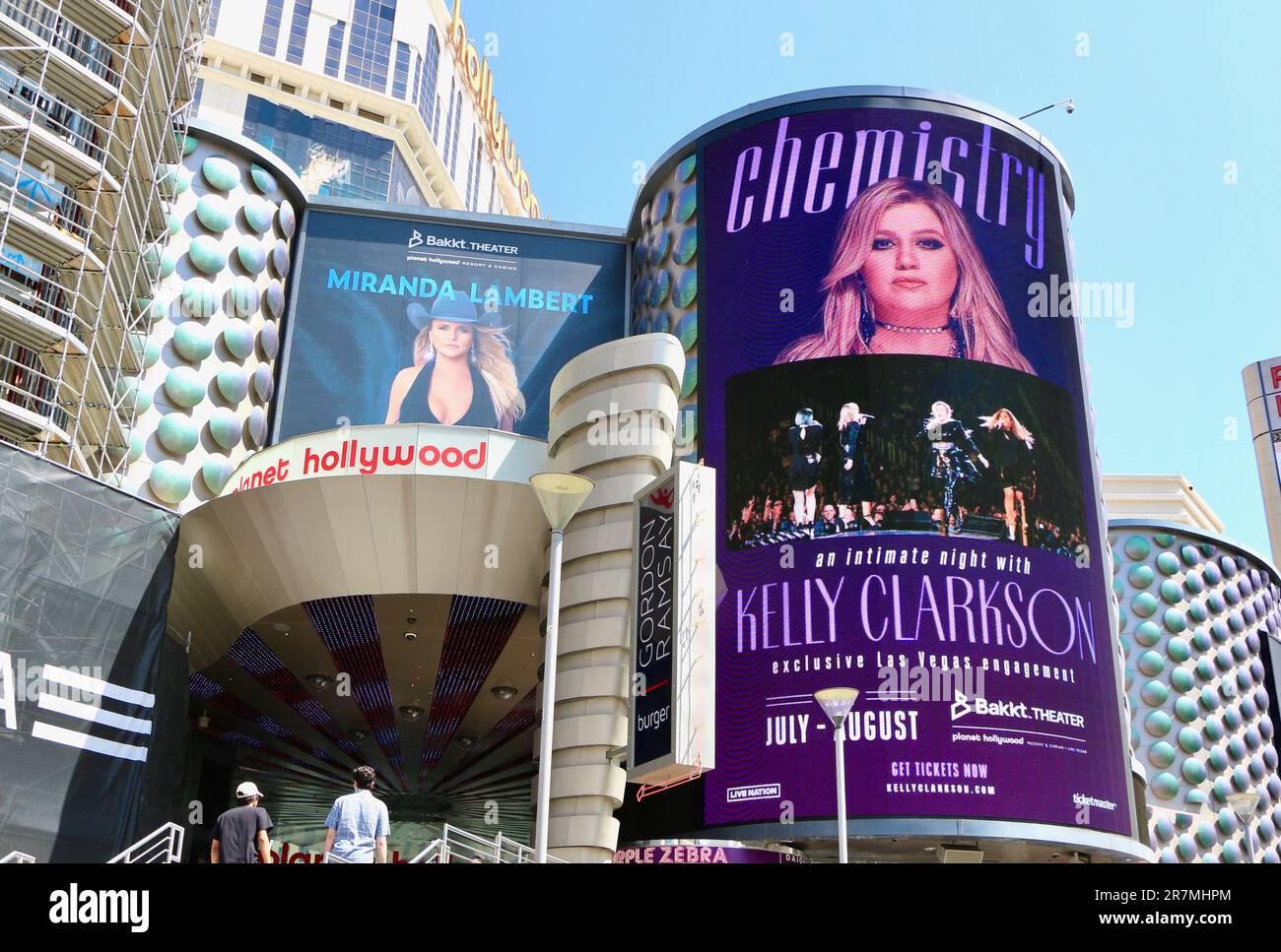 Entrée au Planet Hollywood Las Vegas Resort & Casino avec d'énormes panneaux publicitaires numériques Las Vegas Nevada USA Banque D'Images