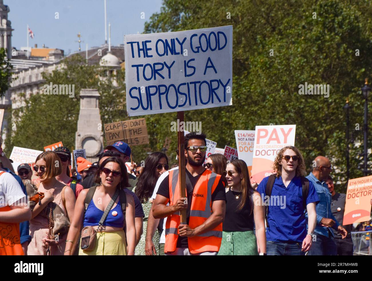 Londres, Royaume-Uni. 16th juin 2023. Les jeunes médecins défilent sur la place du Parlement alors que leur grève se poursuit sur la restauration des salaires. Credit: Vuk Valcic/Alamy Live News Banque D'Images