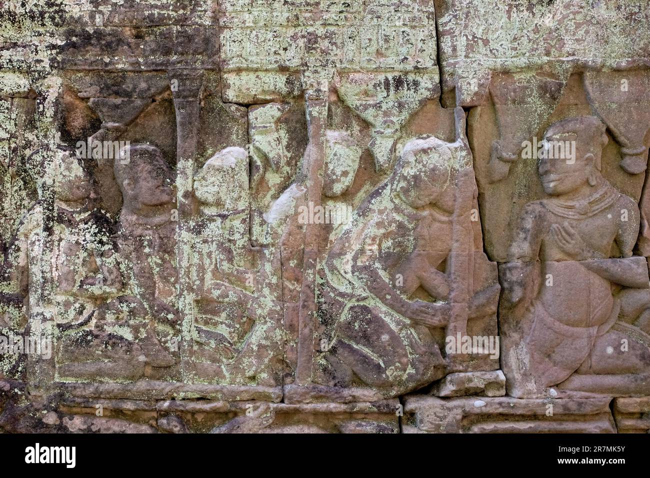 Représentation d'anciens bas-reliefs sur les murs du temple khmer Bayon ...