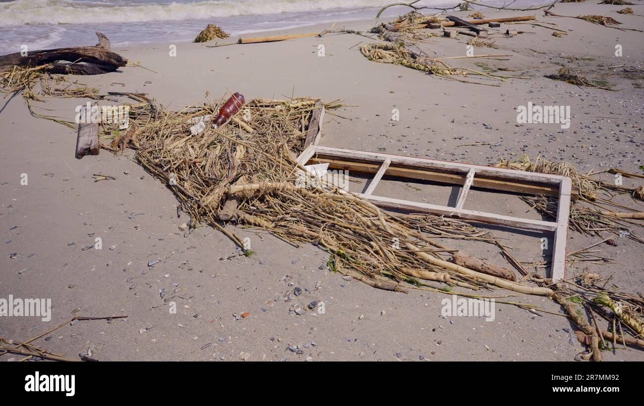 Cadre de fenêtre de la maison se trouve sur le sable, la dérive des débris a atteint les plages de la mer Noire à Odessa, Ukraine. Catastrophe environnementale causée par l'explosion de Ka Banque D'Images