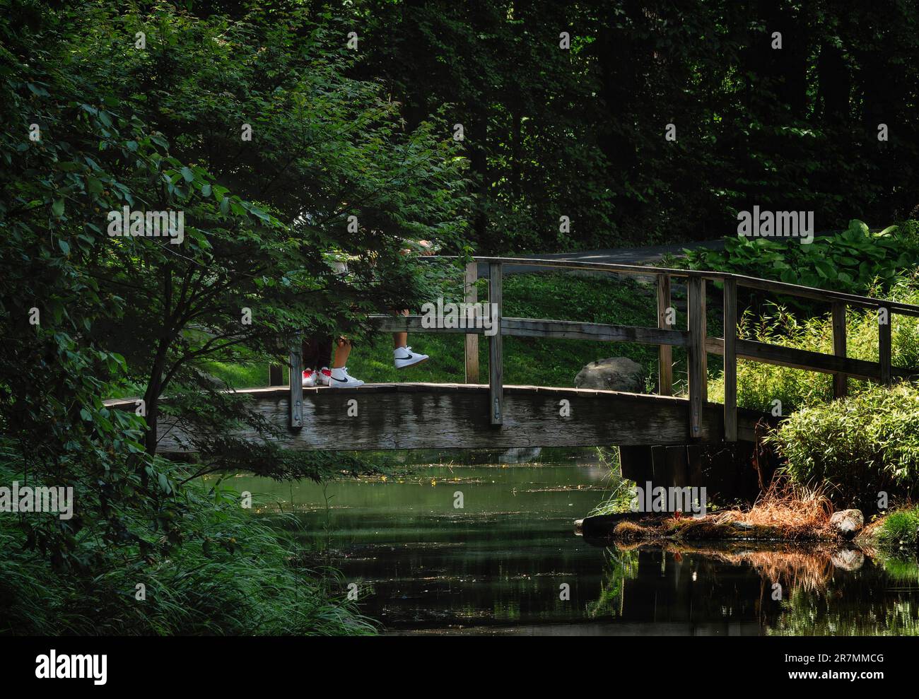 Juste une paire de chaussures traversant un pont de pied Banque D'Images