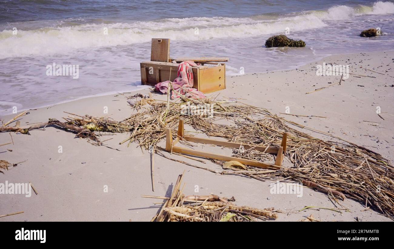 Les meubles et autres débris dérivants ont atteint les plages de la mer Noire à Odessa, en Ukraine. Catastrophe environnementale causée par l'explosion de Kakhovka Hydroelec Banque D'Images