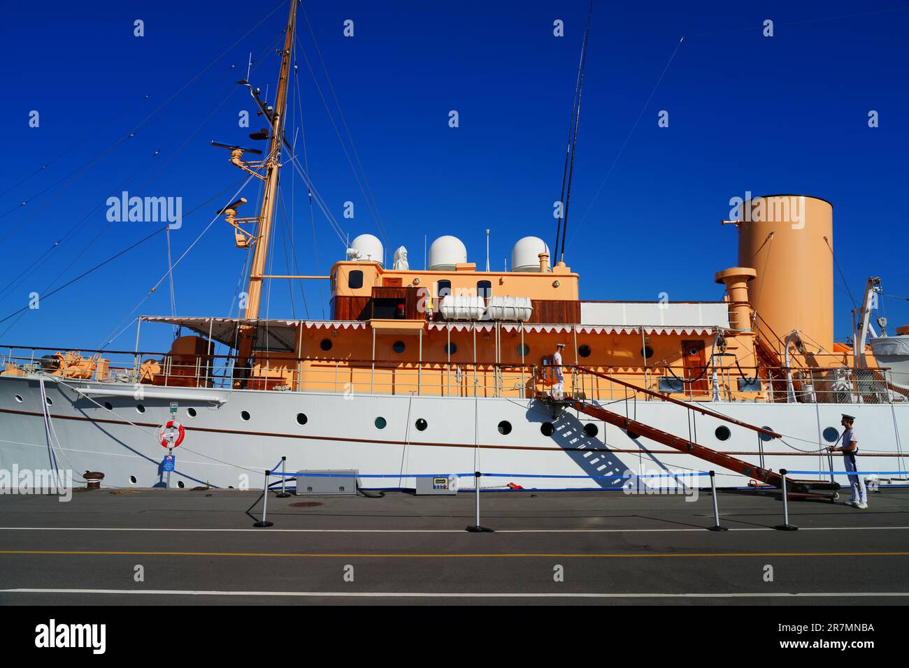 AARHUS, DANEMARK -25 AOÛT 2022- vue sur le Dannebrog, son yacht de la Majesté danoise (A540), résidence en mer de la reine Margrethe II du Danemark et de ses membres Banque D'Images