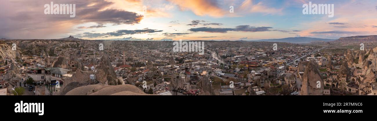 Une vue panoramique de la ville de Göreme, en Cappadoce, au coucher du soleil. Banque D'Images